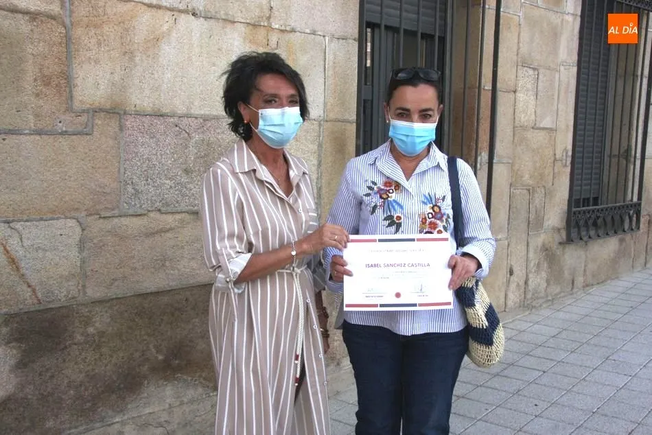 Foto 5 - Los participantes en el taller &lsquo;Descubre tu historia&rsquo; reciben su diploma  