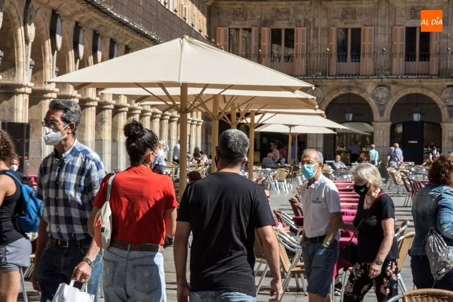 Viandantes en la Plaza Mayor de Salamanca. Foto de archivo