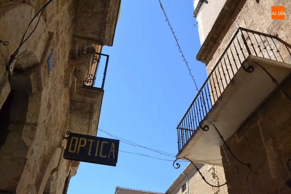 Foto 2 - Colocadas hileras de luces para alumbrar &lsquo;La Noche del Comercio&rsquo;, que a&uacute;n no est&aacute; confirmada  