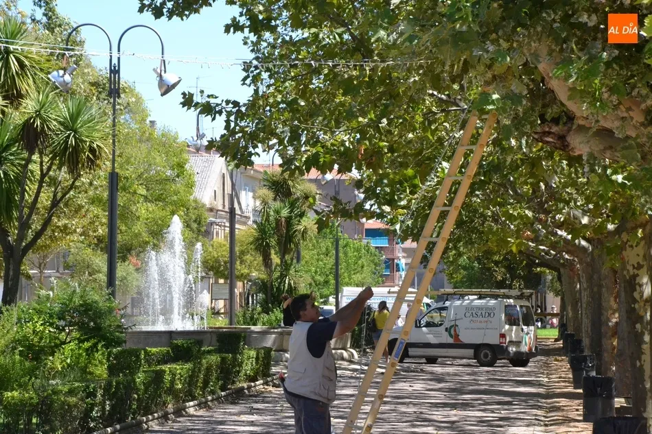 Foto 3 - Colocadas hileras de luces para alumbrar &lsquo;La Noche del Comercio&rsquo;, que a&uacute;n no est&aacute; confirmada  