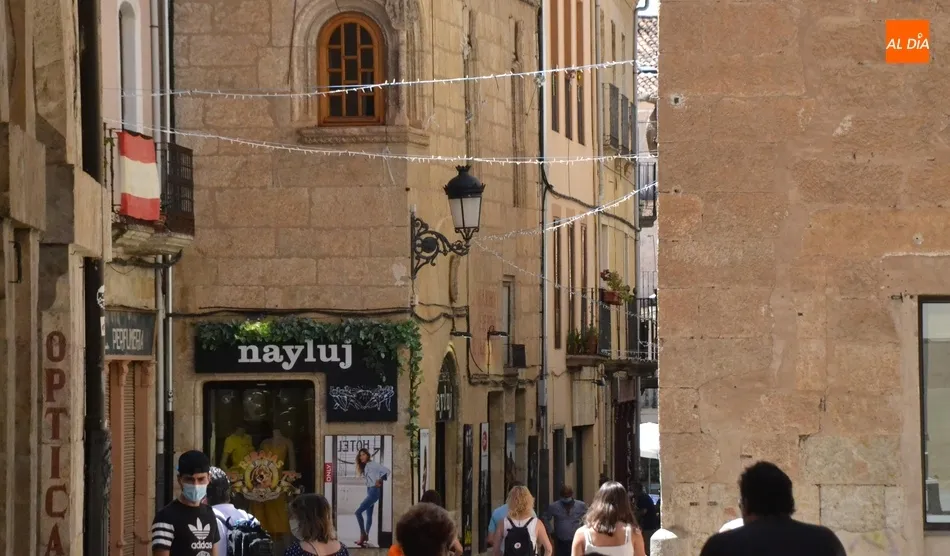 Foto 6 - Colocadas hileras de luces para alumbrar &lsquo;La Noche del Comercio&rsquo;, que a&uacute;n no est&aacute; confirmada  