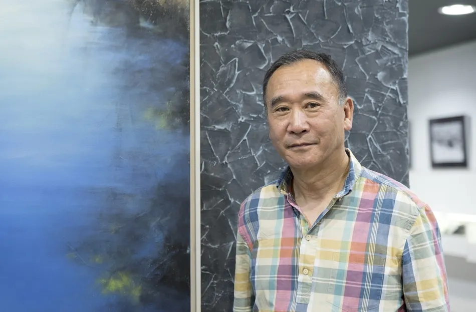 Shin Maruyama en la sala de exposiciones junto a sus obras. Fotos: Carmen Borrego