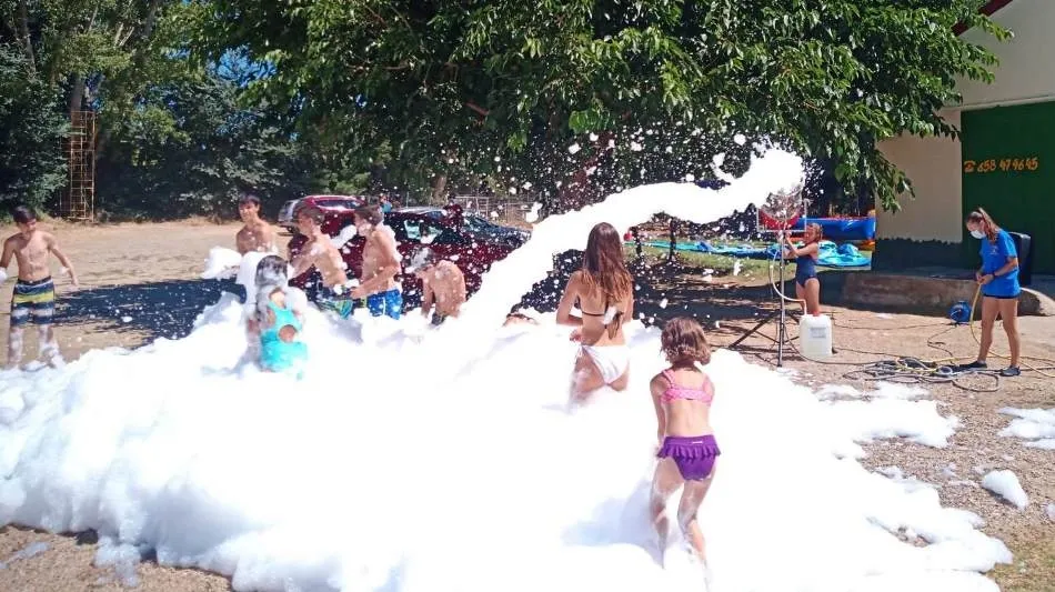 Foto 4 - Concluye el &lsquo;Verano Joven&rsquo; con hinchables acu&aacute;ticos y una fiesta de la espuma  