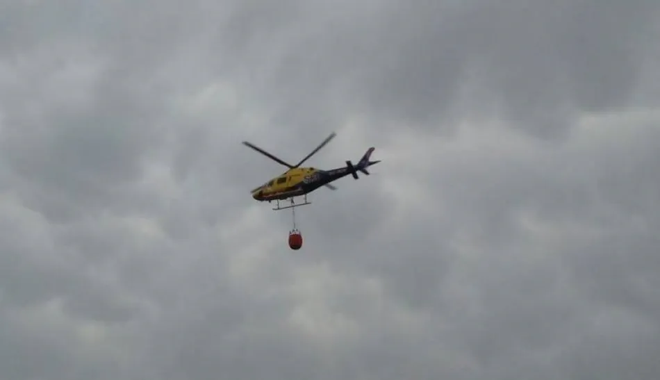 Imagen del archivo de un helicóptero en labores de extinción de incendios