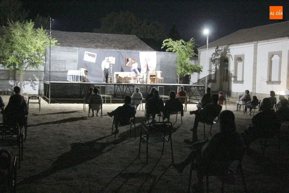Foto 8 - Tr&eacute;bol Teatro Ateneo abre la programaci&oacute;n cultural en Villavieja de Yeltes con &lsquo;A media luz los ...