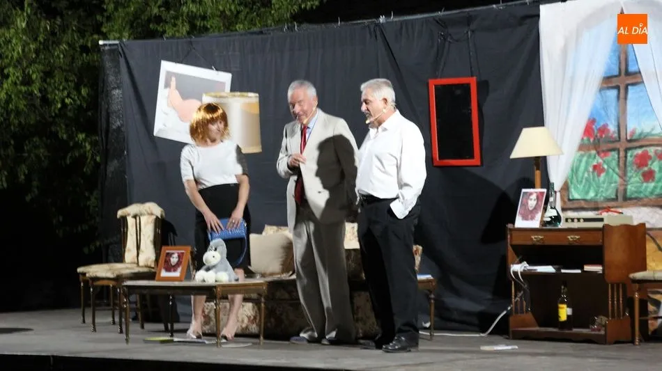 Foto 4 - Tr&eacute;bol Teatro Ateneo abre la programaci&oacute;n cultural en Villavieja de Yeltes con &lsquo;A media luz los ...