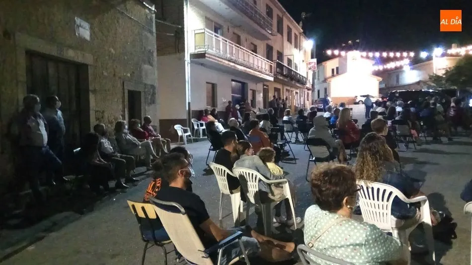 Foto 9 - La magia de Joyra llena de ilusi&oacute;n la plazuela de La Capilla en Masueco  