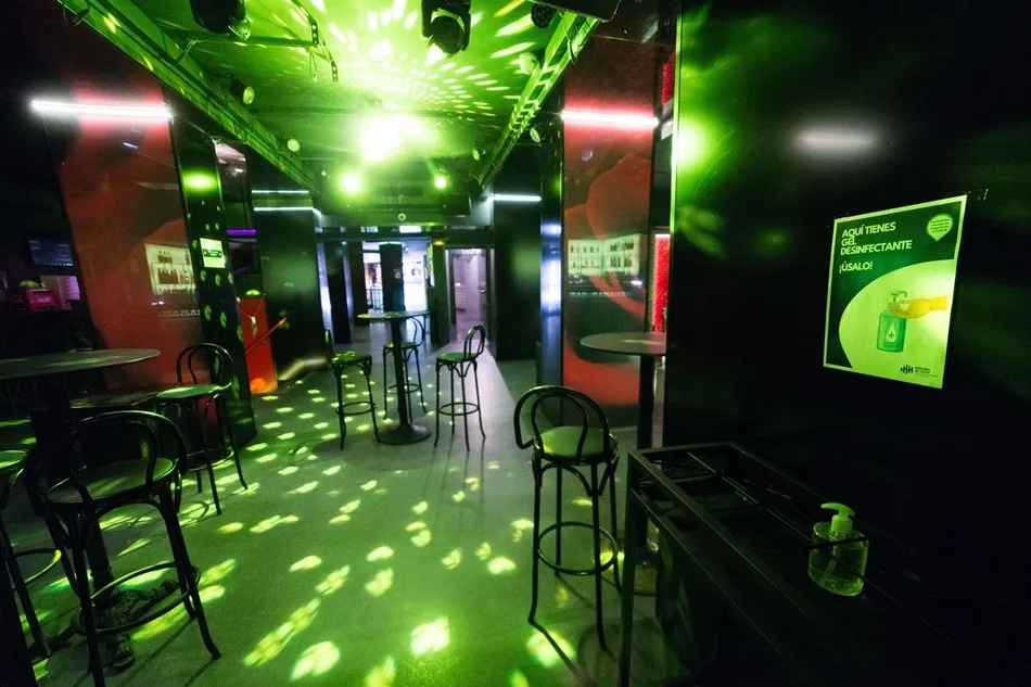 Sillas en la pista de baile de una discoteca de Madrid. Foto: EP