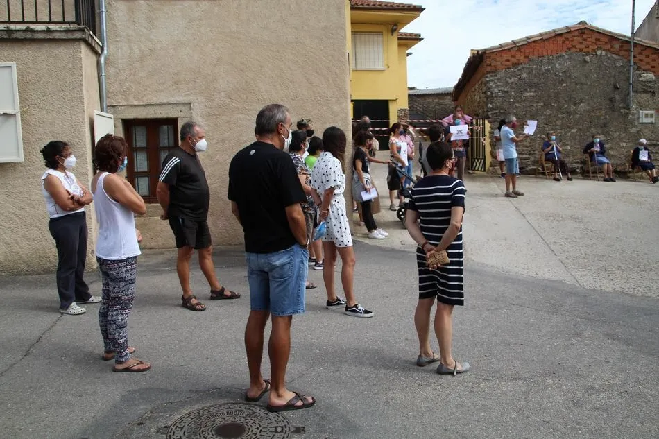 Foto 11 - Distintos colectivos sociales exigen a la Junta una sanidad digna en el medio rural &nbsp;  