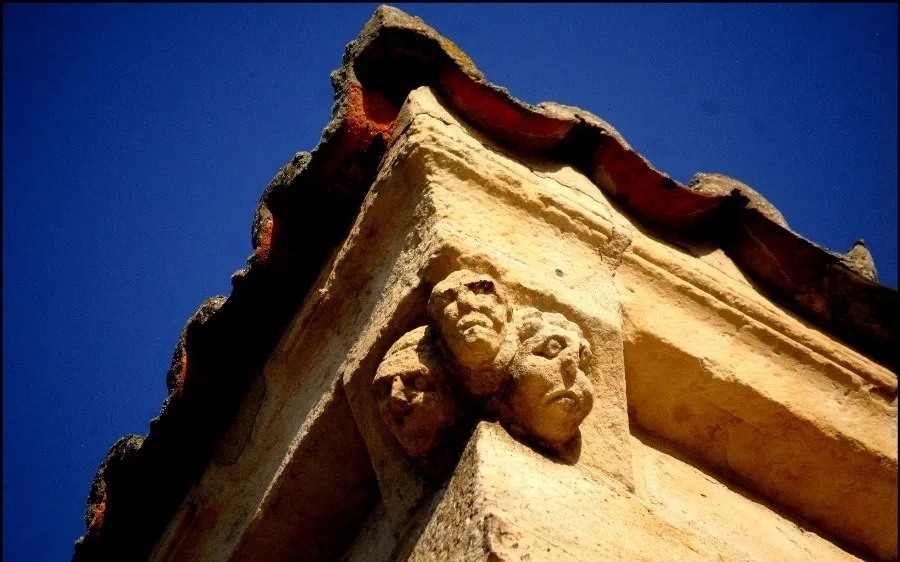 Detalle de algunas de las tallas de la iglesia de San Cristóbal, en la plaza del mismo nombre. Foto de José Amador Martín