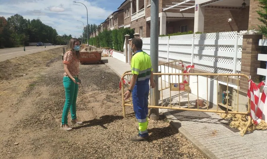 Visita de la edil de Fomento, Marta Labrador, a las obras que se están realizando en la urbanización Almendares