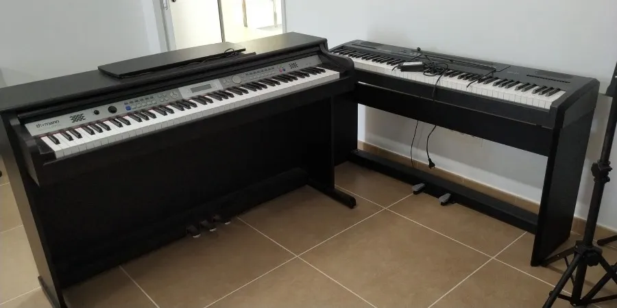 Algunos de los instrumentos donados por la academia Musicay al Ayuntamiento de Villares de la Reina