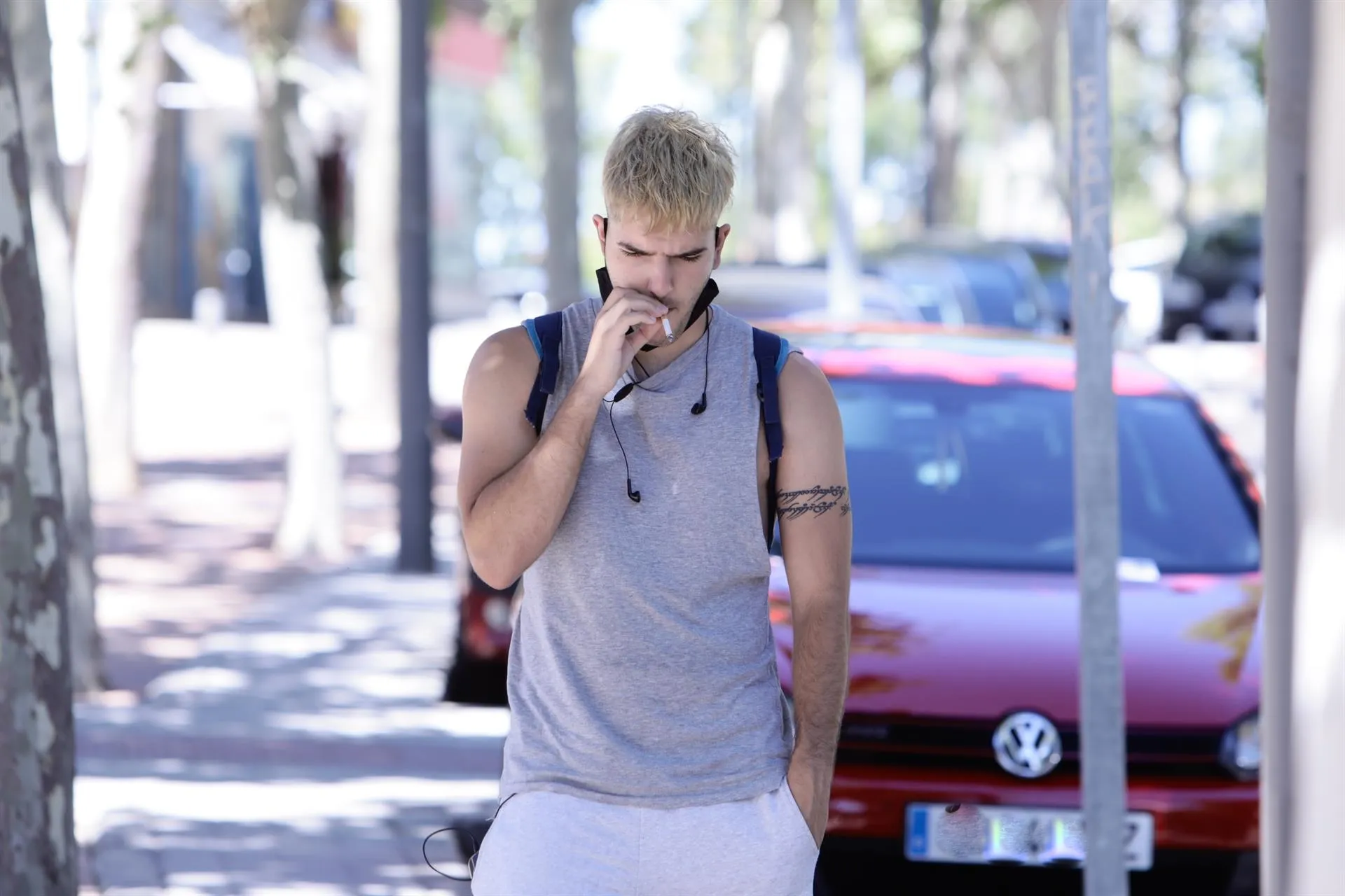 Un joven fumando un cigarrillo por la calle. Foto: EP