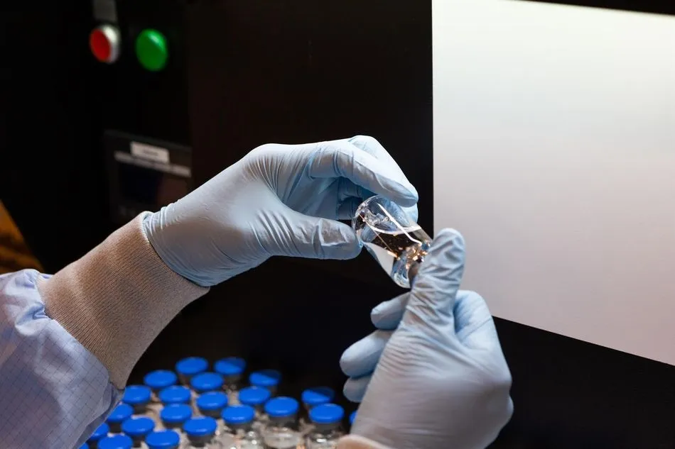 Un trabajor de Gilead trabaja con muestras de Remdesivir