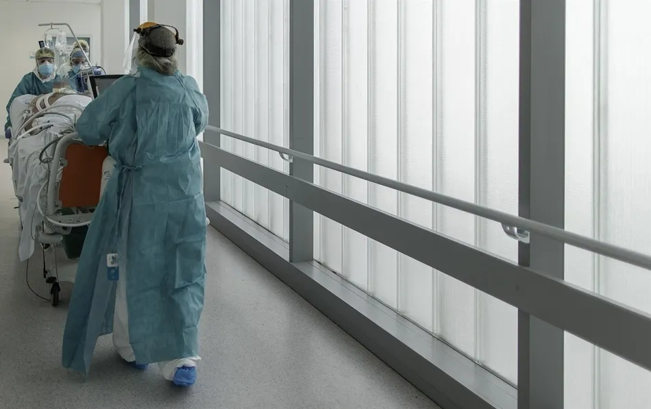 Dos sanitarios trasladan a un paciente