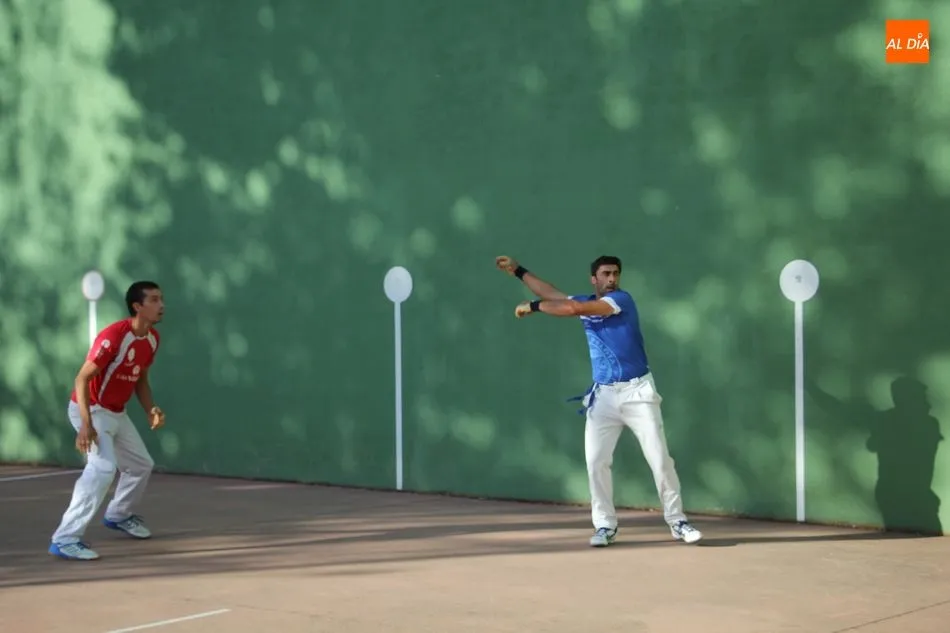 Foto 10 - Emocionante partido de pelota a mano en Masueco para despedir las fiestas  