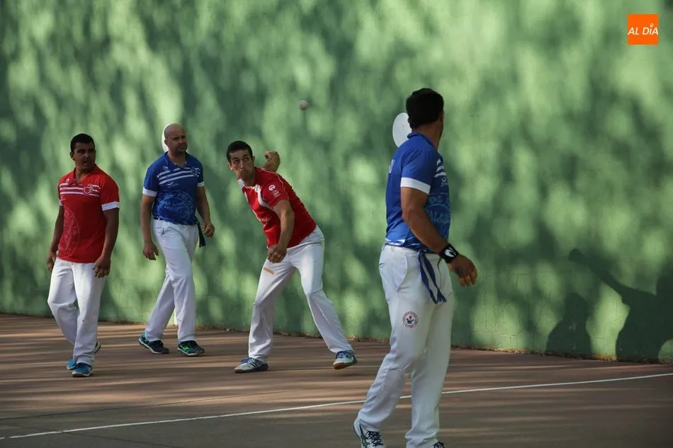 Foto 9 - Emocionante partido de pelota a mano en Masueco para despedir las fiestas  