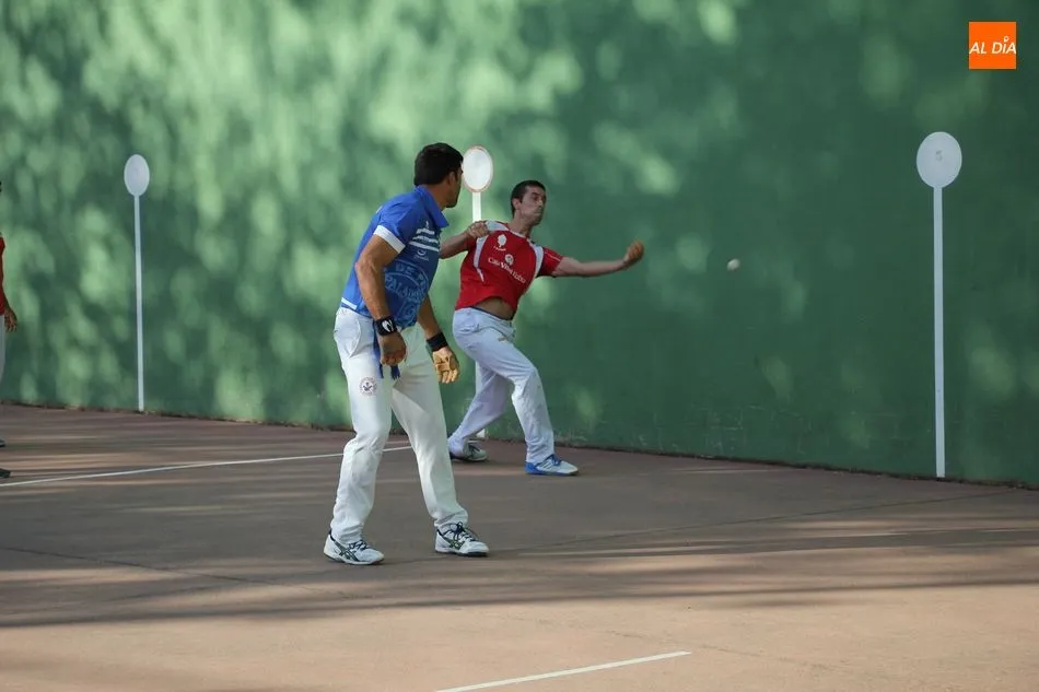 Foto 8 - Emocionante partido de pelota a mano en Masueco para despedir las fiestas  