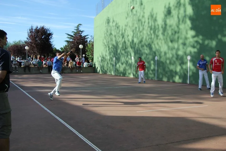 Foto 6 - Emocionante partido de pelota a mano en Masueco para despedir las fiestas  