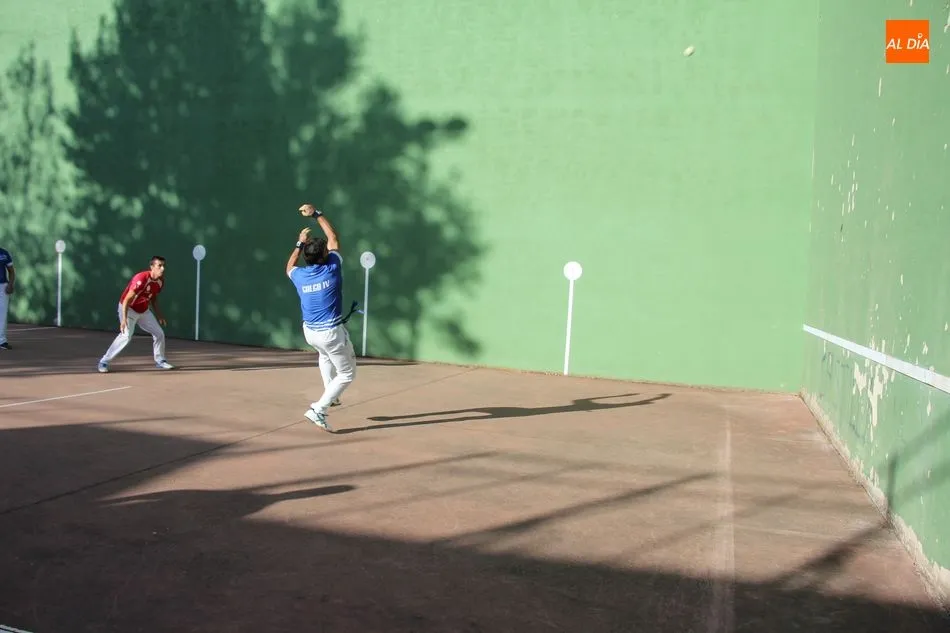 Foto 5 - Emocionante partido de pelota a mano en Masueco para despedir las fiestas  