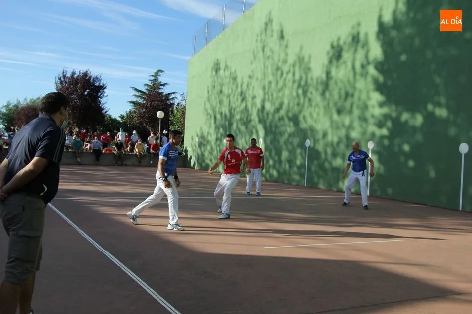 Foto 4 - Emocionante partido de pelota a mano en Masueco para despedir las fiestas  