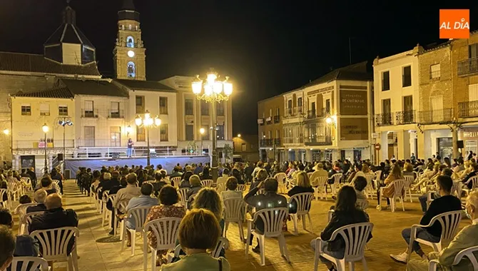 El comico JJ Vaquero ofrecía su monologo en la Plaza de la Constitución