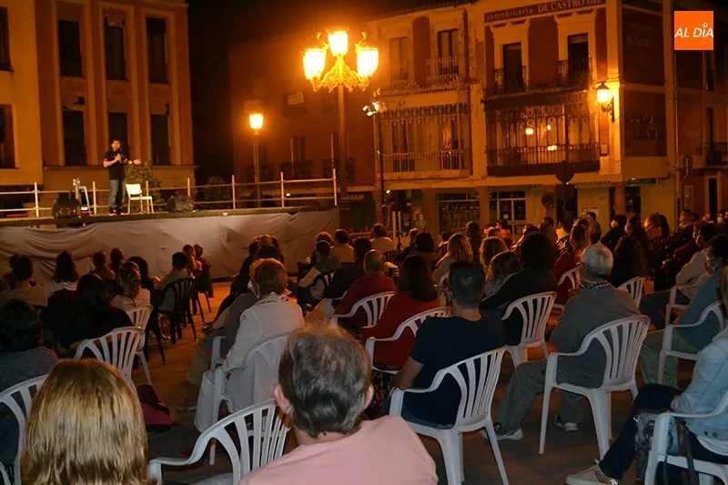 Foto 3 - JJ Vaquero llena de carcajadas la Plaza de la Constituci&oacute;n para echar el cierre al programa...