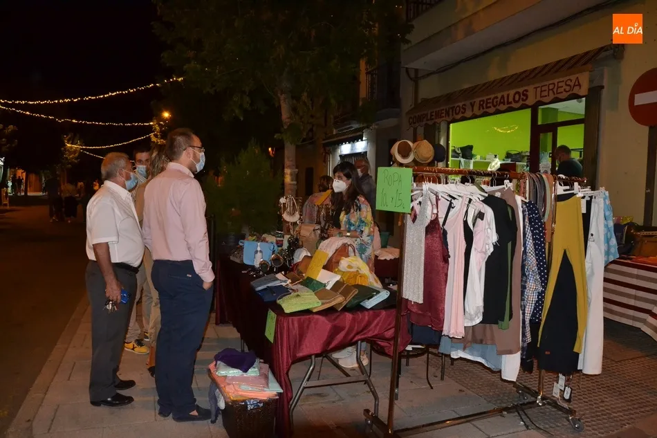 Foto 9 - Buen ambiente callejero en &lsquo;La Noche del Comercio&rsquo;, que podr&iacute;a tener continuidad  