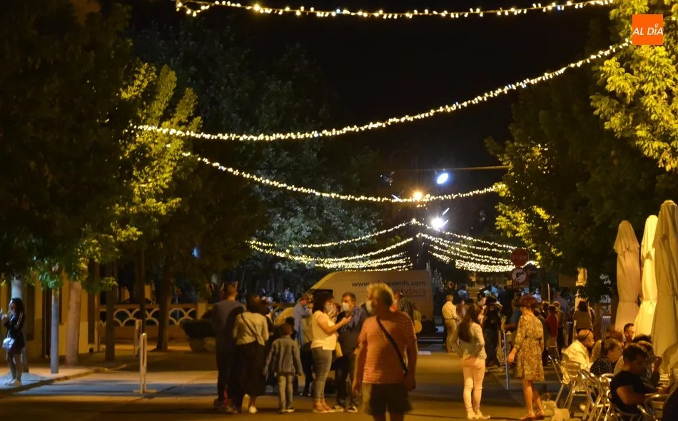Foto 7 - Buen ambiente callejero en &lsquo;La Noche del Comercio&rsquo;, que podr&iacute;a tener continuidad  