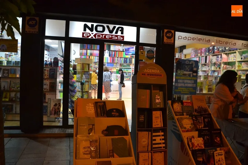 Foto 6 - Buen ambiente callejero en &lsquo;La Noche del Comercio&rsquo;, que podr&iacute;a tener continuidad  