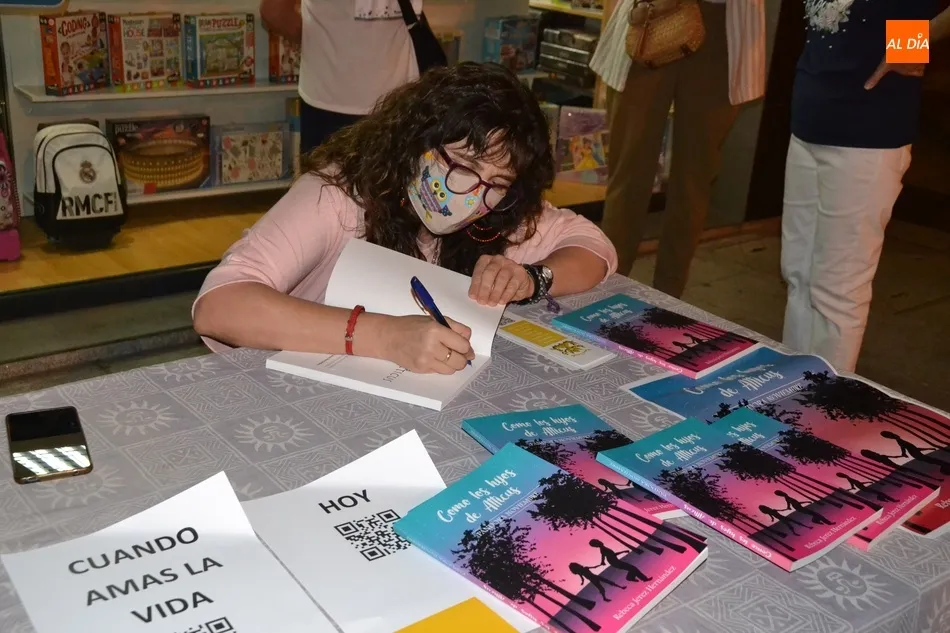 Foto 5 - Buen ambiente callejero en &lsquo;La Noche del Comercio&rsquo;, que podr&iacute;a tener continuidad  