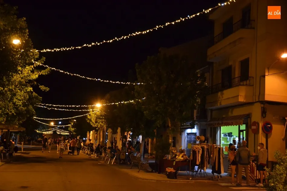 Foto 3 - Buen ambiente callejero en &lsquo;La Noche del Comercio&rsquo;, que podr&iacute;a tener continuidad  
