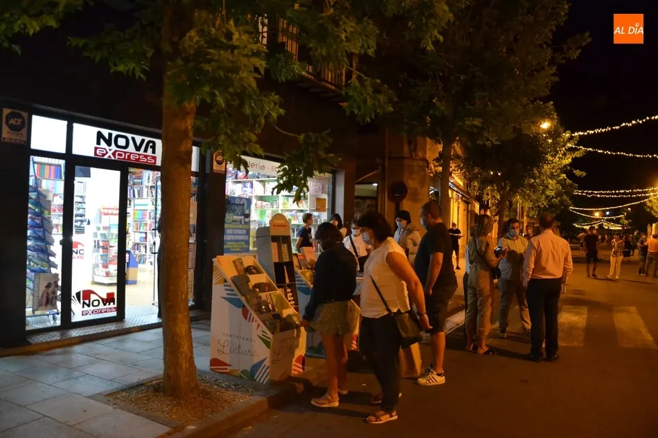 Foto 2 - Buen ambiente callejero en &lsquo;La Noche del Comercio&rsquo;, que podr&iacute;a tener continuidad  