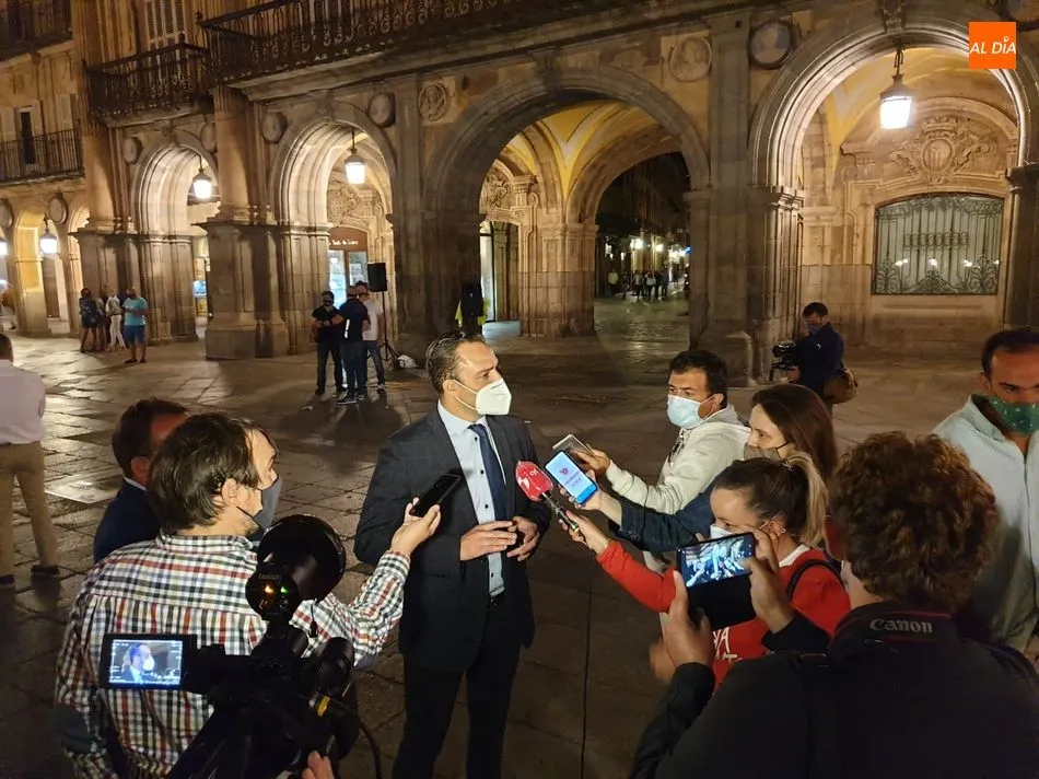 Foto 8 - Los hosteleros salmantinos salen a la calle para lanzar un &lsquo;SOS&rsquo; tras el cierre del ocio...