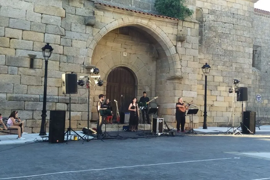 Foto 2 - Los vecinos de Pere&ntilde;a disfrutan de la m&uacute;sica de Santar&eacute;n folk  