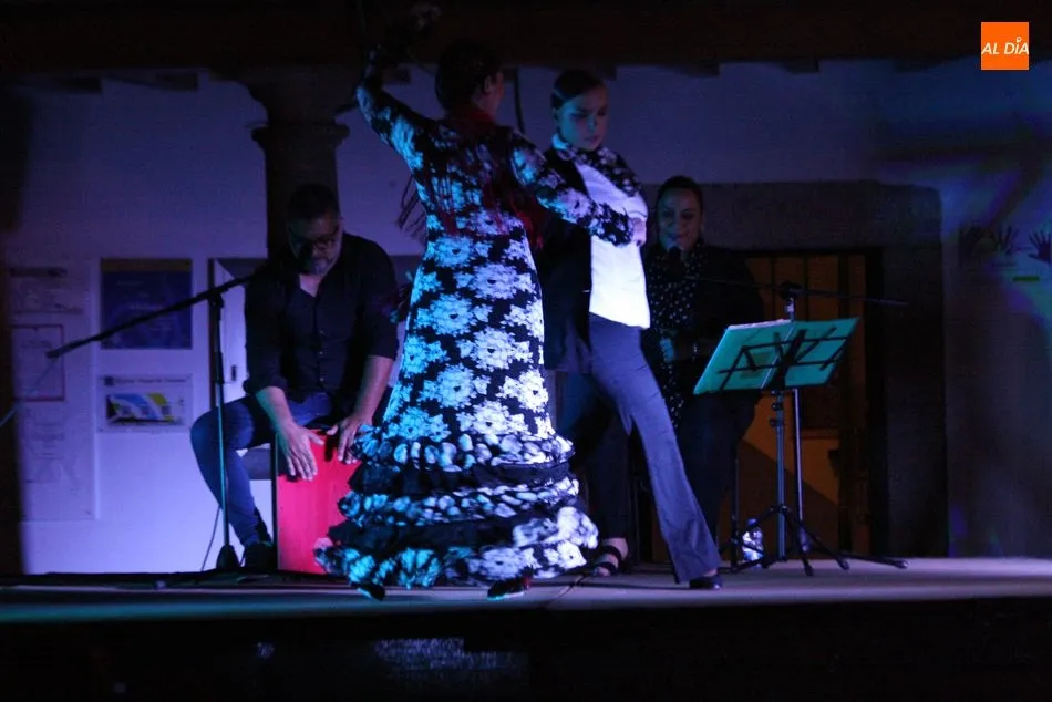 Foto 9 - Azabache llena de flamenco la plaza de Ba&ntilde;ob&aacute;rez  