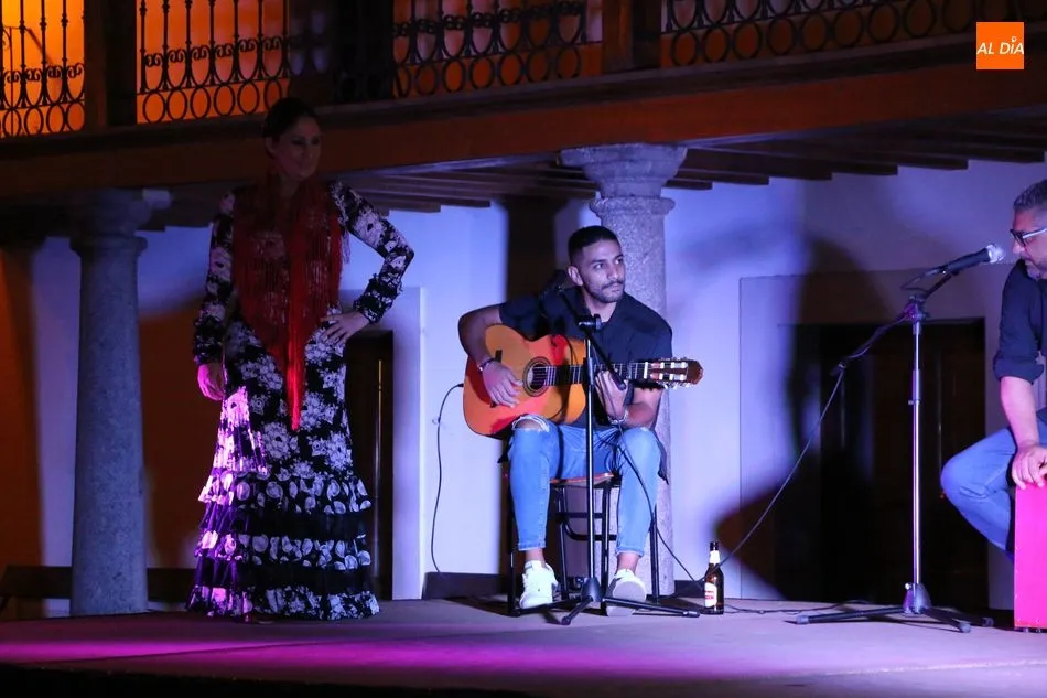 Foto 2 - Azabache llena de flamenco la plaza de Ba&ntilde;ob&aacute;rez  