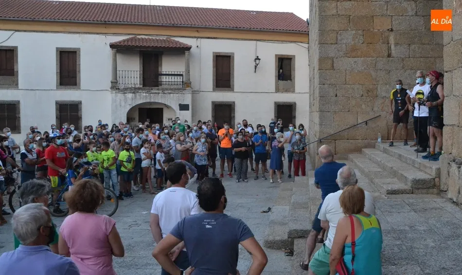 Foto 10 - Multitudinaria y emotiva llegada de los participantes en el reto &lsquo;Va por ti Guinaldo&rsquo;