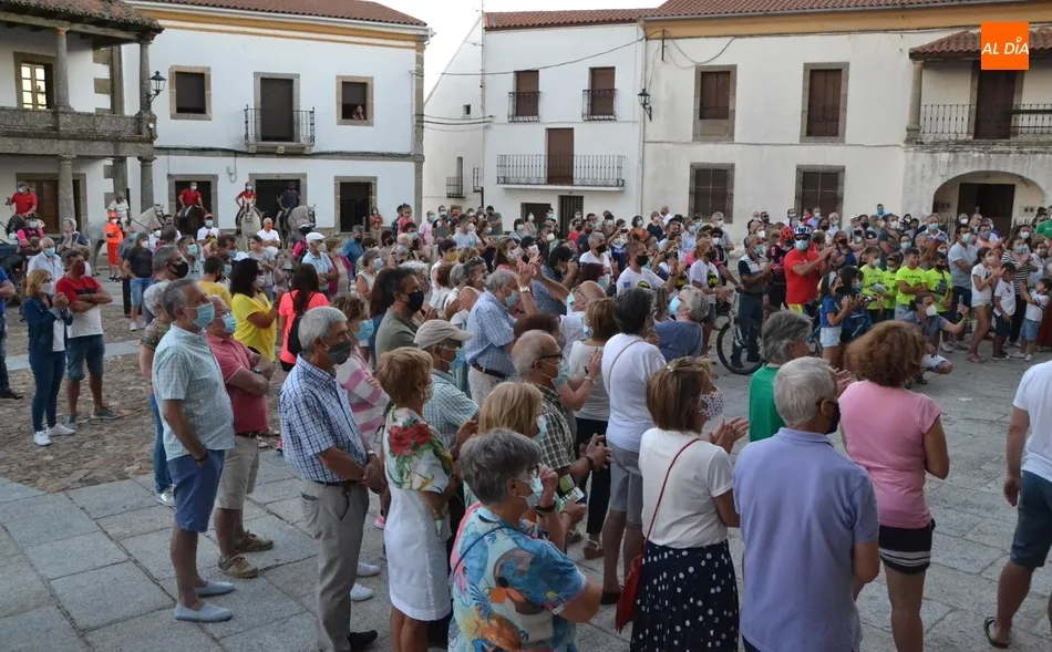 Foto 9 - Multitudinaria y emotiva llegada de los participantes en el reto &lsquo;Va por ti Guinaldo&rsquo;