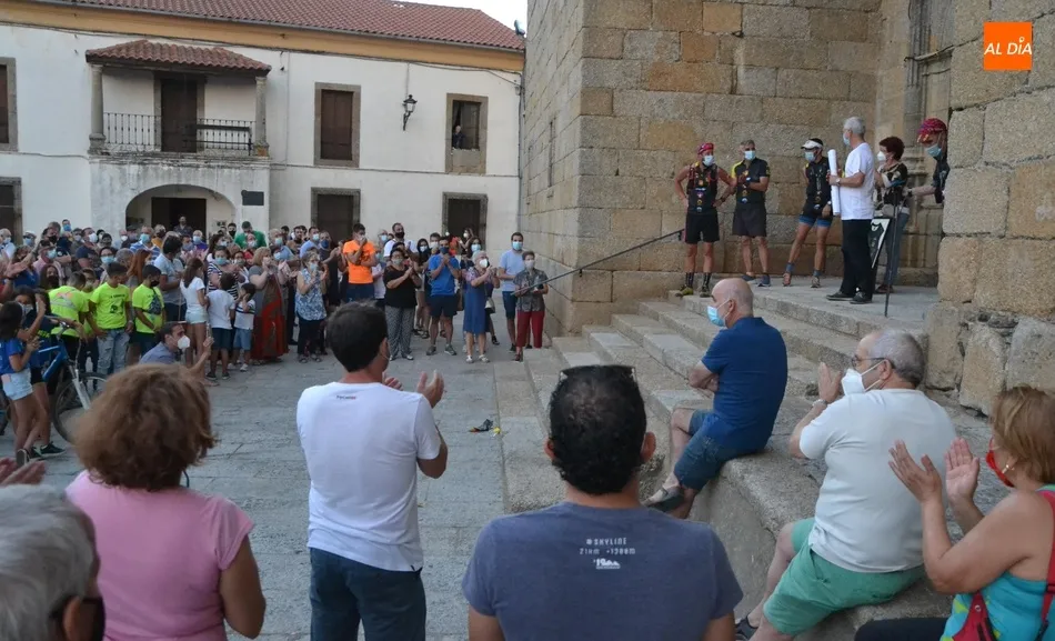 Foto 7 - Multitudinaria y emotiva llegada de los participantes en el reto &lsquo;Va por ti Guinaldo&rsquo;
