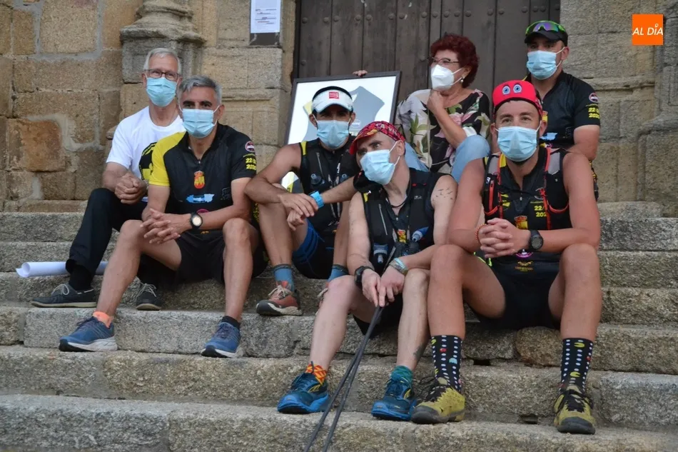 Foto 4 - Multitudinaria y emotiva llegada de los participantes en el reto &lsquo;Va por ti Guinaldo&rsquo;