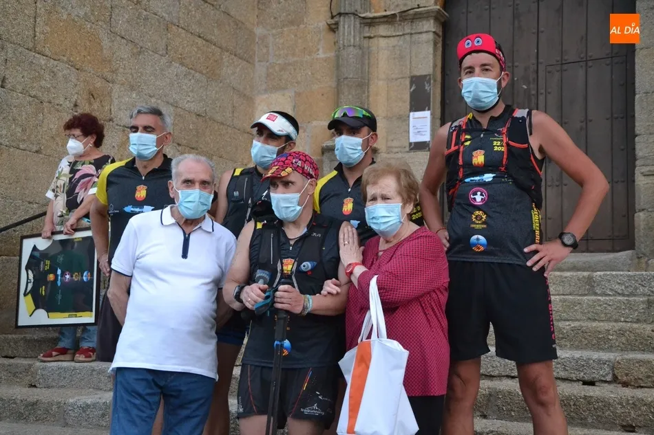 Foto 3 - Multitudinaria y emotiva llegada de los participantes en el reto &lsquo;Va por ti Guinaldo&rsquo;