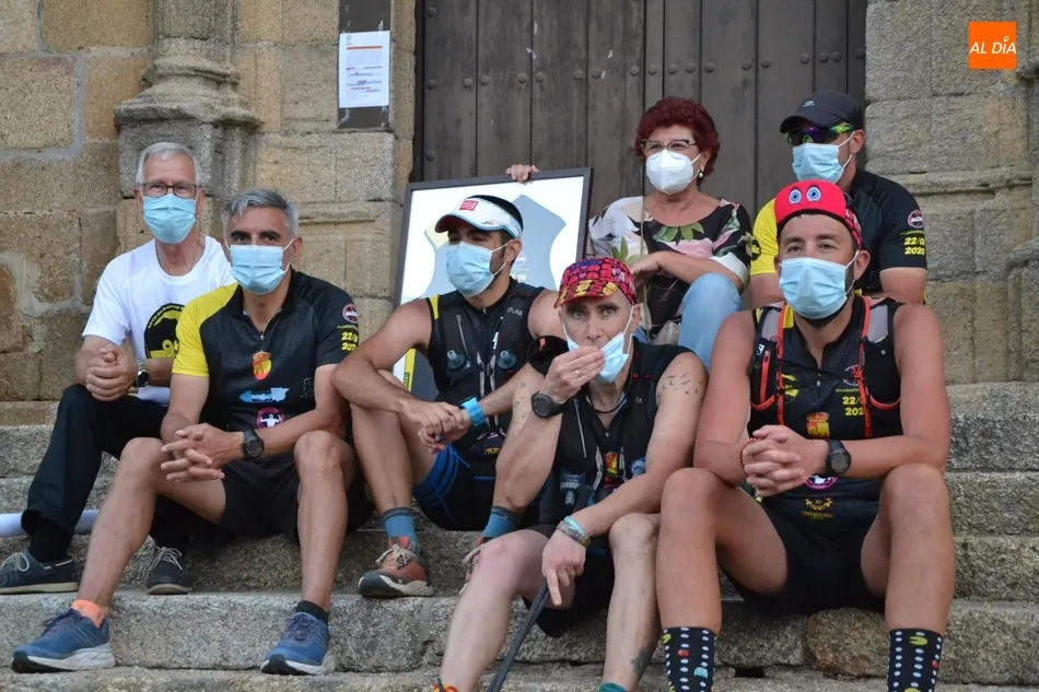 Foto 5 - Multitudinaria y emotiva llegada de los participantes en el reto &lsquo;Va por ti Guinaldo&rsquo;