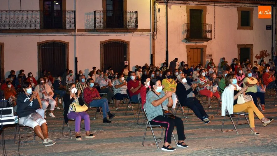 Foto 7 - Velada de m&uacute;sica popular mejicana en la Plaza Mayor de Lumbrales