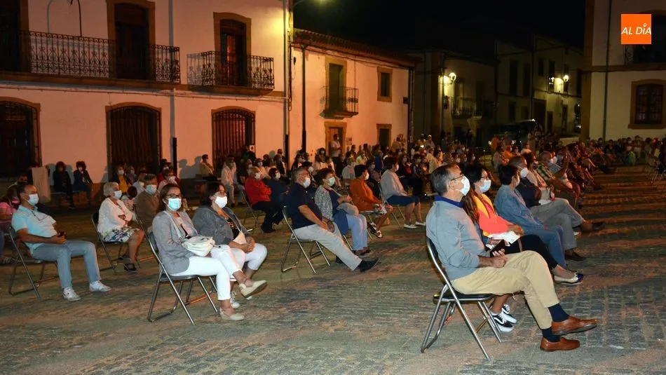 Foto 5 - Velada de m&uacute;sica popular mejicana en la Plaza Mayor de Lumbrales