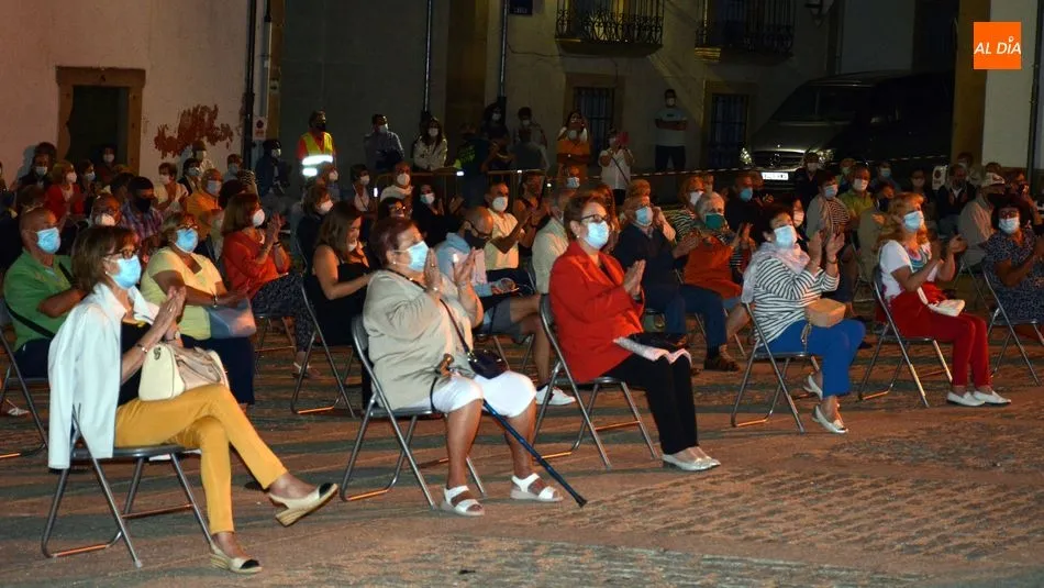 Foto 8 - Velada de m&uacute;sica popular mejicana en la Plaza Mayor de Lumbrales