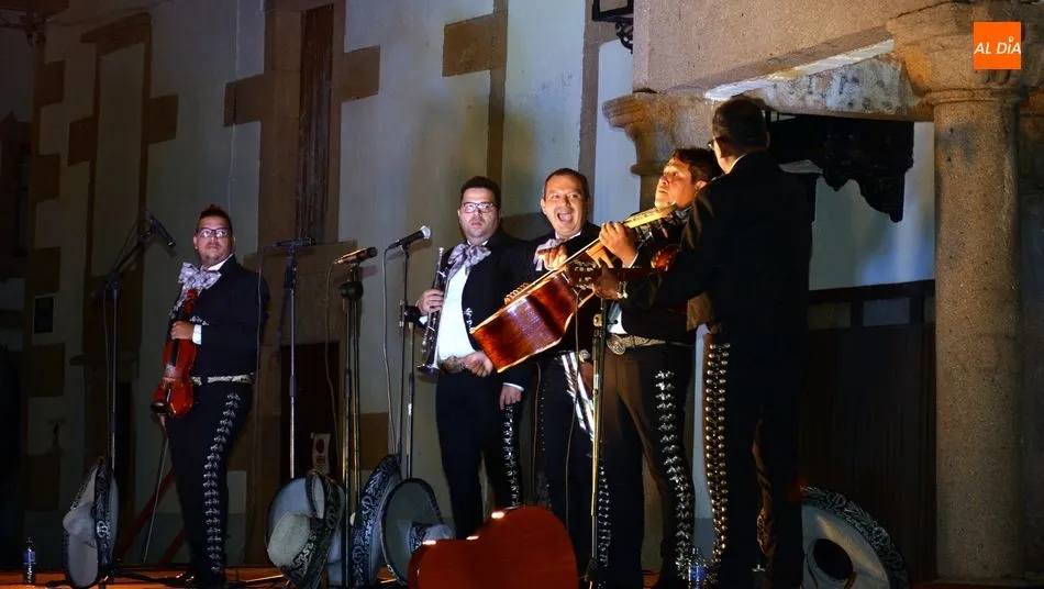 Foto 4 - Velada de m&uacute;sica popular mejicana en la Plaza Mayor de Lumbrales