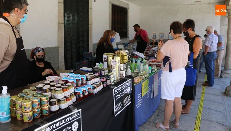 Conservas del Cantábrico, embutidos de Salamanca, bisutería, productos de higiene, quesos, aceite de oliva..., son algunos de los productos que se pueden adquirir en esta feria