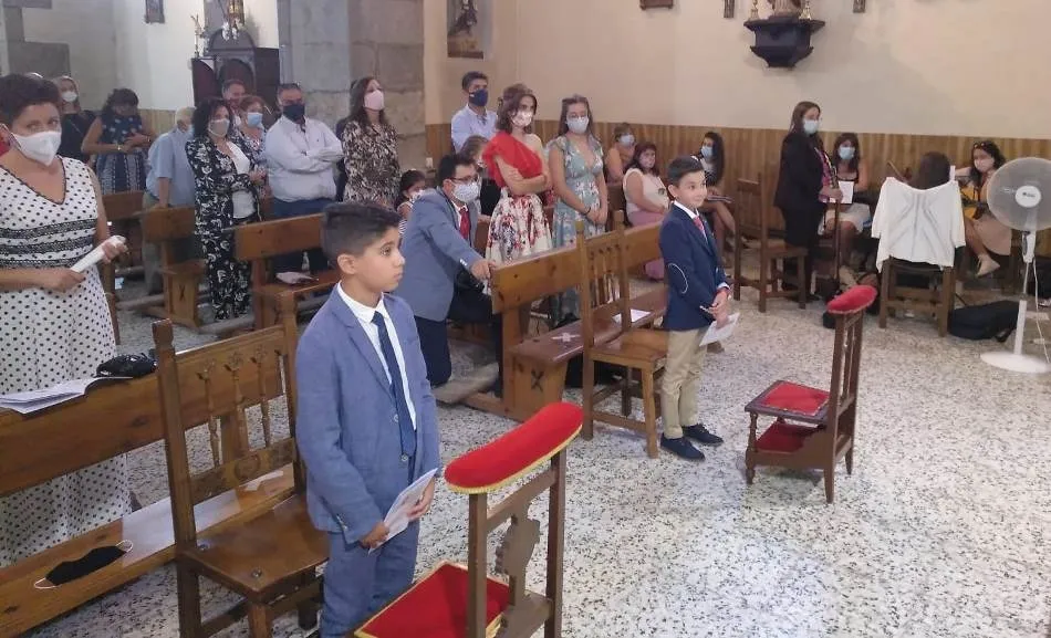 Foto 3 - Dos ni&ntilde;os toman la Primera Comuni&oacute;n en la Parroquia de San Andr&eacute;s  