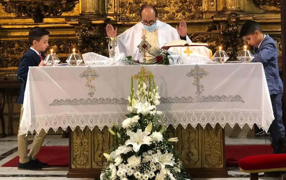 Foto 2 - Dos ni&ntilde;os toman la Primera Comuni&oacute;n en la Parroquia de San Andr&eacute;s  